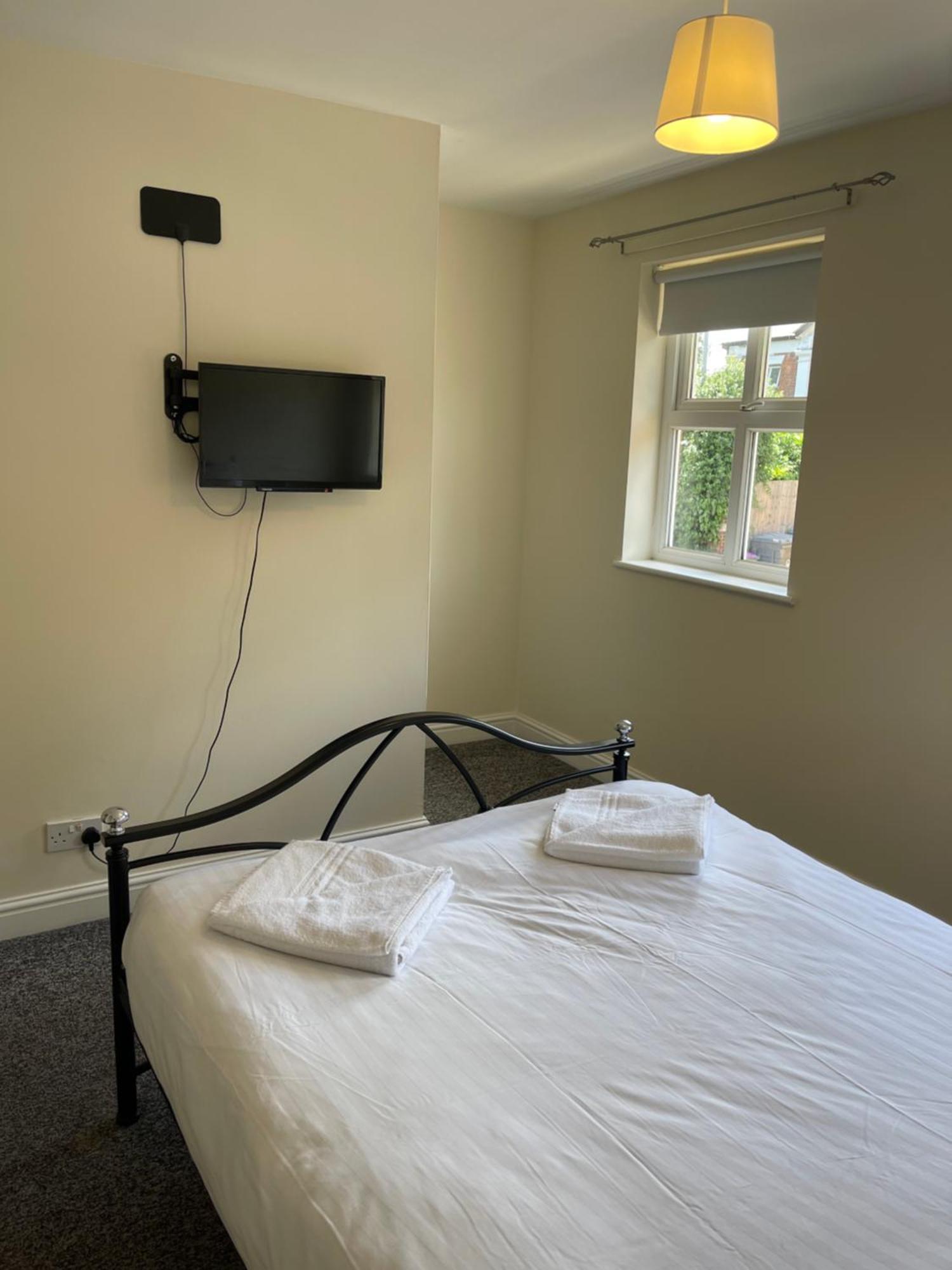 House Number 4 Sleeps Up To 4 With Smart Tvs In Every Room เวลลิงตัน ภายนอก รูปภาพ