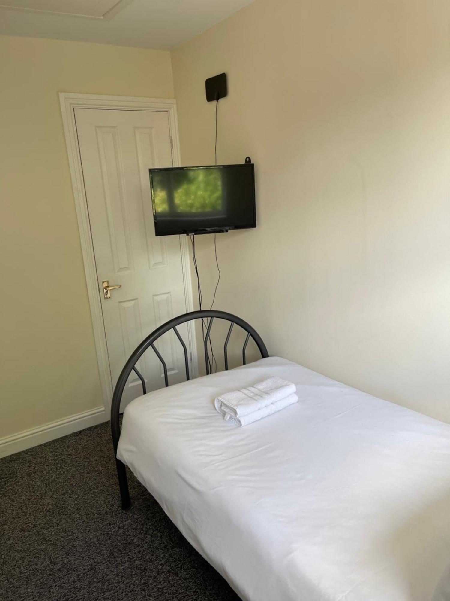 House Number 4 Sleeps Up To 4 With Smart Tvs In Every Room เวลลิงตัน ภายนอก รูปภาพ