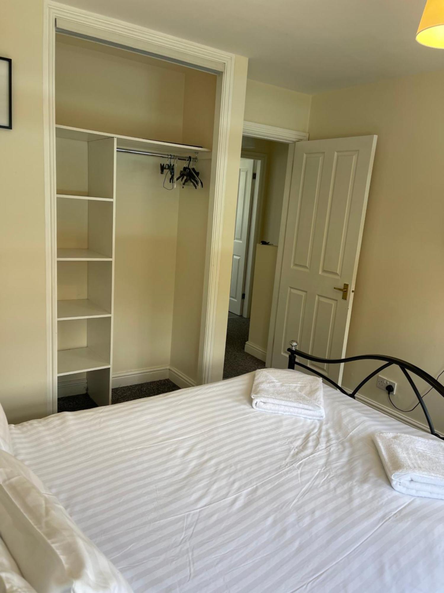 House Number 4 Sleeps Up To 4 With Smart Tvs In Every Room เวลลิงตัน ภายนอก รูปภาพ
