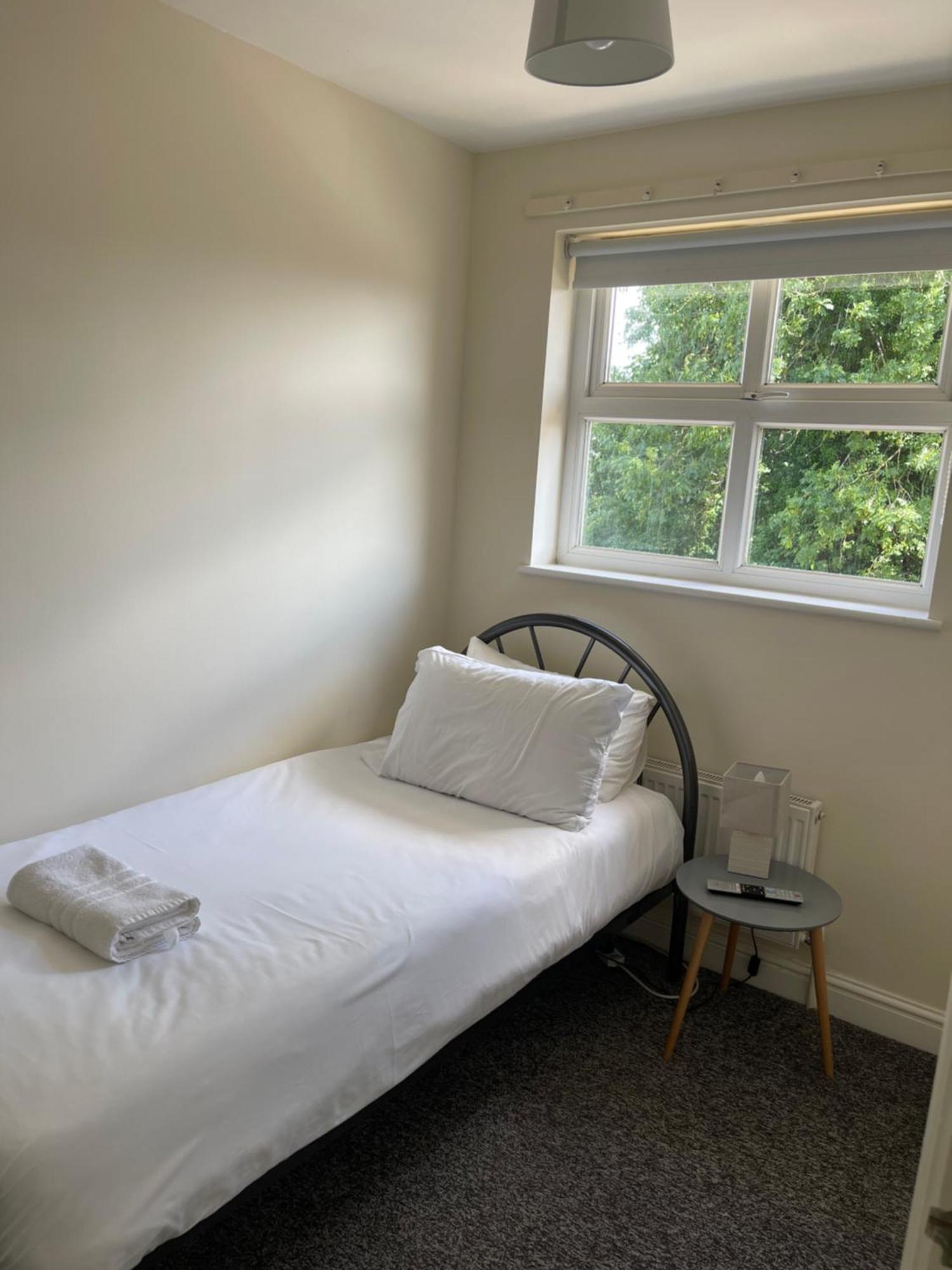 House Number 4 Sleeps Up To 4 With Smart Tvs In Every Room เวลลิงตัน ภายนอก รูปภาพ
