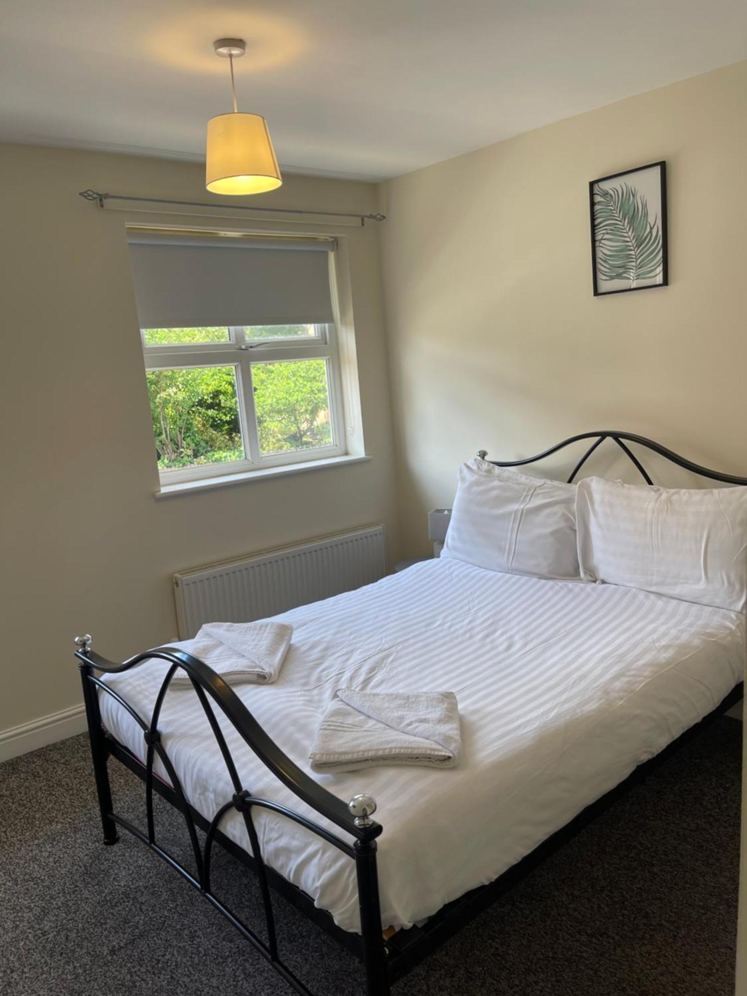 House Number 4 Sleeps Up To 4 With Smart Tvs In Every Room เวลลิงตัน ภายนอก รูปภาพ